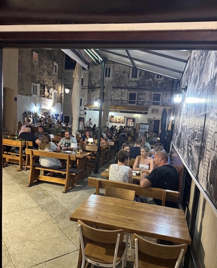 Ad Astra restoran terasa Senj